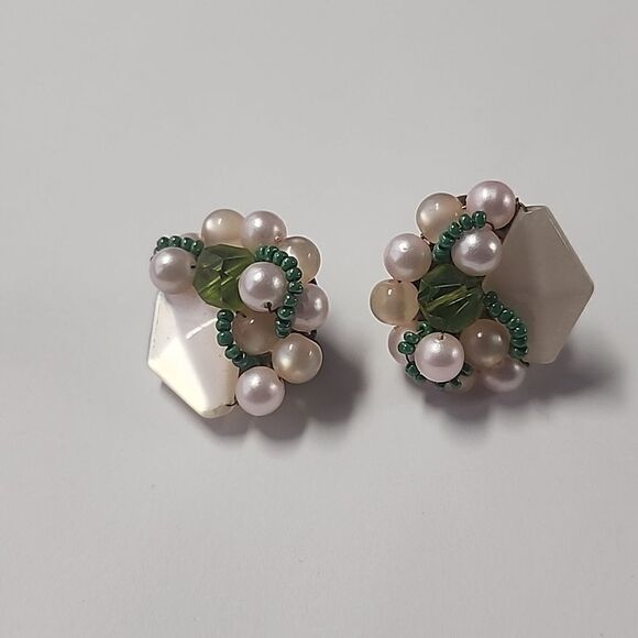 Vintage Mid Century Japan Green and White Clip Earrings on a Gold Tone Setting - Picture 1 of 2